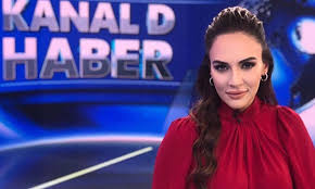 Kardüz, sadece spiker değil dönemin kadınları için de bir moda önderiydi. Buket Aydin Haberleri Tele1