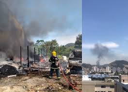 O incêndio que hoje começou, por volta da hora do almoço, na fronteira entre os concelhos de monchique e de portimão tem duas frentes, sendo que uma delas, a mais preocupante, se dirige para «áreas povoadas» mais «vulneráveis», acaba de dizer richard marques, comandante operacional distrital do algarve, na conferência de imprensa destinada a fazer o ponto da situação. Galpao E Atingido Por Incendio Hoje 25 Em Tubarao Notisul