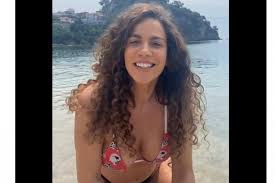 Η τραγουδίστρια φόρεσε το κόκκινο κορμάκι της και πόζαρε μαζί με τους δύο. Katerina Stikoydh Deixnei To Entypwsiako Ths Swma Eite Einai Egkyos Eite Oxi Thecaller