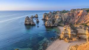 It has an area of 4,997 km2 (1,929 sq mi) with 451,006 permanent inhabitants, and incorporates 16 municipalities. Algarve Paradiso A Portata Di Mano Algarve Viaggi Spiagge