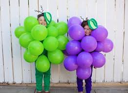 Weintrauben Kostum Selber Machen Diy Aus Luftballons Maskerix De In 2020 Kostume Selber Machen Luftballons Regenbogen Kostum Selber Machen