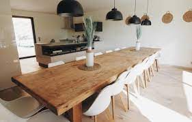 Entre établi table de jardin et sculpture monumentale. Salle A Manger Avec Grande Table En Bois Massif Table De Salle A Manger Bois Table A Manger Salon Salle A Manger Bois