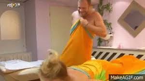 Voor haar nieuwe programma chantal blijft slapen brengt chantal janzen bij bekende nederlanders de nacht door. Massage Van Carlo Chantal Blijft Slapen On Make A Gif