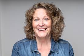 Shelley Thompson's Instagram, Twitter & Facebook