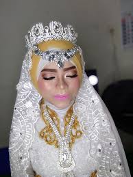 Kumpulan kolekasi mengenai contoh desain model gambar dan foto baju kebaya muslim untuk akad nikah dan pengantin yang dapat anda jadikan sebagai bahan pandangan dalam memilih baju pernikahan atau wedding dress busana muslim anda sesuai dengan tren terbaru baju muslim model sekarang untuk para perempuan dan wanita muslimah. Hijab Nikah Model Hijab Terbaru