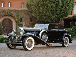 Under The Ownership Of E L Cord Duesenberg Would Introduce The Model J On December 1 1928 At The New York Automobil Antique Cars Duesenberg Car Vintage Cars