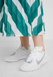 Sometimes finding inspiration in the process itself rather than what comes from it, nike has begun to give many of its mainline heroes a spotlight of a more deconstructive approach. Nike Sportswear React Element 55 Sneaker Low Summit White Metallic Silver Weiss Zalando De