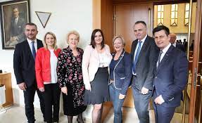 Nach etlichen offen ausgetragenen diskussionen um die linie der spö zieht der burgenländische landeshauptmann hans peter doskozil formal einen. Team Doskozil Gibt Vollgas Spo Burgenland