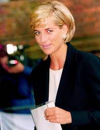 Lady sarah a ainsi assisté aux mariages royaux de william et kate en 2011, puis de harry et meghan en 2018. Naomi Watts Le Sosie De Diana Coupe De Cheveux Coiffure Coiffure Courte