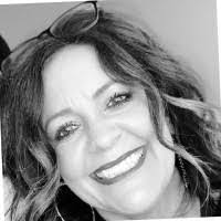 Mandi Hill's Instagram, Twitter & Facebook