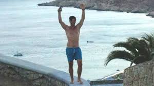 Ο μοναδικός σάκης ρουβάς και ο συνθέτης των επιτυχιών φοίβος συναντιούνται ξανά δισκογραφικά περίπου 20 χρόνια μετά την πρώτη τους μουσική. Sakhs Roybas Celebrities Eidhseis Yupiii Gr