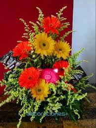 Arreglo Floral En Colores Amarillo Y Anaranjados Yellow Orange Flower Arrangement Flower Arrangements Flowers Floral Wreath