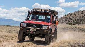 Venture out in our 2018 toyota land cruiser 4wd that's the pinnacle of style and performance in midnight black metallic! Como Despues De 35 Anos El Toyota Land Cruiser J70 Sigue Siendo El Mejor Todoterreno Youtube