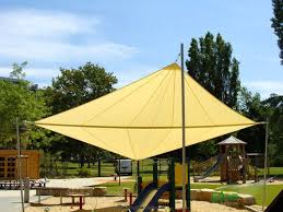 Sonnensegel In Manuell Aufrollbar Uber Einem Kita Spielplatz Als Grossflachiger Regen Und Sonnenschutz Sonnensegel Terassenideen Segel
