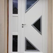 Depuis un moment vous souhaitez changer de porte d'entrée, vous en avez assez de faire des devis, tous vous proposent une porte d'entrée sur mesure mais aucune ne vous convient. 10 Portes D Entree Pour Oser L Originalite Mobilier Exterieur