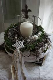 Eine Traumschone Adventsdeko Auf Einem Mit Moos Und Bandern Umbundenen Kranz Liegt Ein Von Deko Weihnachten Weihnachtsdekoration Weihnachtsblumen