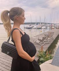 Die ganze wahrheit über die spielerfrau von dennis aogo. Neu Mama Ina Aogo Meldet Sich Nach Geburt Aus Krankenhaus Promiflash De