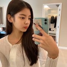 Instagram Post By Lia Itzy Itzy All In Us Mirror Selca Selebritas Artis So i'd definitely say lia, since although she isn't a natural dancer she still manages to pull off. pinterest