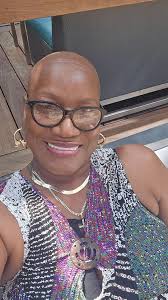 Donna has been released from her twist to get washed and conditioned with  @donnasrecipe 💪🏾! Honey her new inches got her cutting up!! Also why is  my sister all up in Donna's