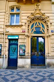 Vltavín umožňuje komunikaci s vyšším já a s mimozemskými entitami. Galerie Vltavin Prague Eu