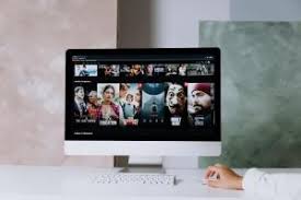 Sotto natale un importante uomo d'affari, subissato dal lavoro e dai clienti, non trova il tempo di occuparsi della famiglia e di mantenere una promessa fatta al figlioletto: La Casa Di Carta Streaming Ita Come Vederla Gratis Online