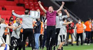 Yurt dışına gider diye beklenen sergen yalçın herkesi şaşırtır ve siirt jetpa'yla anlaşır. Sergen Yalcin Besiktas Ta Bir Ilke Imza Atti Trt Spor Turkiye Nin Guncel Spor Haber Kaynagi