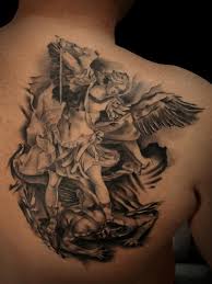 Tatuaje de una calavera mojada en toda la espalda. Facebook