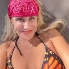 I've been talking a lot about how gators can survive with their noses  sticking up out of the ice, and how Big Mac has been positioning himself to  deal with this if