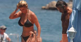 18 yaşındayken yayımladığı derman sendedir isimli albümüyle adından söz ettirmeye başladı. Songul Karli Nin Milyon Liralik Arsasi