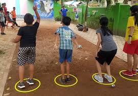 Teknik melempar bola pada permainan kasti tidak hanya dipakai dalam permainan saja, namun juga digunakan dalam materi pelajaran olahraga dan . Mengenal Olahraga Petanque Permainan Bola Besi Asal Prancis Yang Masuk Ke Jember