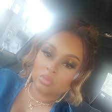 Laura Dervin's Instagram, Twitter & Facebook