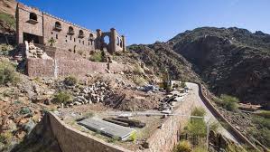 Our scottsdale hotel deals make it even more rewarding to enjoy the best of sanctuary on camelback mountain. Phoenix Neighbors Camelback Mountain Castle Owner Battle Over Property S Condition