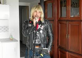 Selon le midi libre, le chanteur a �t� hospitalis� au nord de montpellier et. Renaud S Look Alike Leaves No Stone Unturned And Invites Itself Into Your Living Room