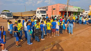 Desfile c&iacute;vico re&uacute;ne estudantes e comunidade nas comemora&ccedil;&otilde;es da Semana da P&aacute;tria no Caramujo - Prefeitura Municipal de C&aacute;ceres