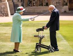Elizabeth'in eşi, edinburgh dükü prens philip'in enfeksiyon kaptığı ve bir süre daha hastanede kalacağı bildirildi. Ingiltere Kralicesi Elizabeth Yuzbasi Tom U Sovalye Ilan Etti Londra Gazete