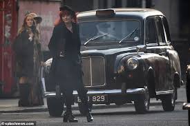 Emily beecham, emma stone, emma thompson and others. Emma Stone Continues Filming As Young Cruella De Vil In London Daily Mail Online