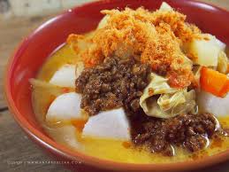 Favoritttt lodeh biasanya berkuah putih, nah berikut saya bikin pedas jadi kemerahan kuahnya. Lontong Tumis