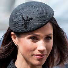 Neue wendung bei meghans vater. Philip Treacy Black Dragonfly Straw Beret Meghan Markle Vater Hochzeit
