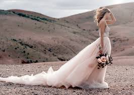 Glamour der 20er jahre, kokette 50ies einflüsse bei unseren petticoat hochzeitskleidern und verspielte minikleider mit 60er jahre schnitt. Blog Pearl Fashion Group