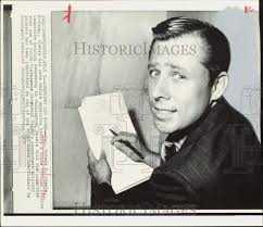 1971 Press Photo Representative Robert Steele checks notes at House meeting 