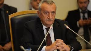 Emniyet genel müdürü, adalet ve i̇çişleri bakanı olarak görev yapmış, 2002 ile 2008 arasında doğru yol partisi ve demokrat parti genel. Mehmet Agar Kac Yasinda