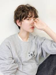 外国人の柔らかいくせっ毛のようなパーマをかけて作るショートスタイル 毎朝スタイリングが楽チンな無造作スタイルで楽しく可愛くショート女子を満喫しましょう 新規様カットカラーパーマ 14000 ウェットヘアスタイル パーマヘアの女の子 パーマ
