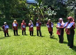 Ice breaking adalah sebuah kegiatan berupa permainan, simulasi, untuk memecah kebekuan dan menciptakan suasana riang, gembira, dan meriah dalam sebuah pelatihan, seminar, atau acara sejenis yang melibatkan banyak peserta. 30 Contoh Ice Breaking Indoor Outdoor Simple Menarik Terbaru