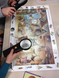 Zoeken Op Een Grote Plaat Met Een Vergrootglas Ook Leuk Bij De Boeken Van Waar Is Wally Zintuigspelletjes Thema Boeken
