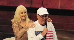 Conduttrice ovviamente raffaella carrà, carramba che sorpresa era uno show andato in onda negli anni '90 che operava nel ricongiungimento tra familiari italiani separati per anni dal dramma dell'emigrazione. Carramba Che Sorpresa Su Rai 1 Lunedi 5 Luglio Per Raffaella Carra