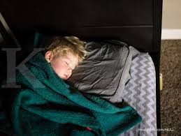 Bedanya, ada perubahan pada durasi tidur siang biasanya bayi membutuhkan waktu istirahat untuk terlelap sekitar 14 jam dalam sehari di mana waktu tidur malam hari lebih lama dibandingkan waktu. Catat Durasi Tidur Anak Yang Ideal Mulai Bayi Hingga Usia 12 Tahun