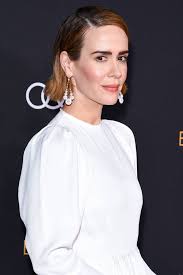 Sarah Paulson Does This Weird Movement With Her Head On The Red Carpet