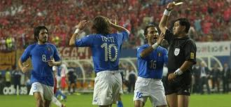 Basso, tarchiato, con gli occhi aperti a metà, l'arbitro diventa quasi subito una macchietta. Corea Y Japon 2002 En Marca Com Byron Moreno El Arbitro Corrupto Del Corea Italia
