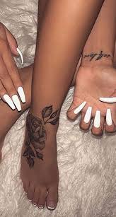 Black Traditional Rose Foot Tattoo Ideas For Women Www Mybodiart Com Tattoos Black Traditional Ros Tatuajes Estilistas Tatuaje De Pie Brazos Tatuados