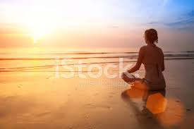 Perfect for any sea or ocean unit, brain break, or kinesthetic learning. Silhouette Einer Frau Yoga Am Meer Sonnenuntergang Stockfotos Freeimages Com